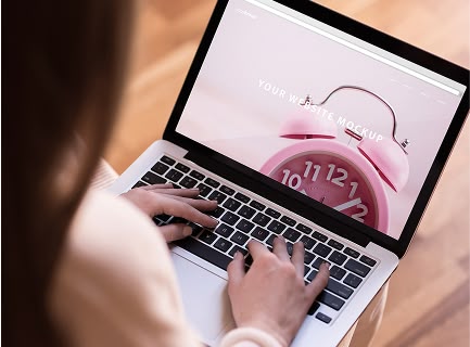 ノートパソコンを触っている女性の写真