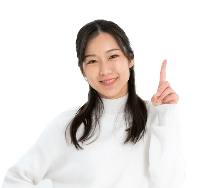 人差し指を立てて微笑む女性の写真